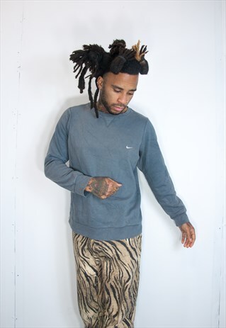 VINTAGE EMBROIDED NIKE SWEATSHIRT
