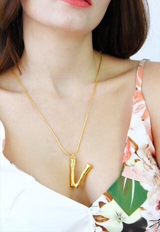 GOLD BAMBOO INITIAL 'V' MONOGRAM CHAIN NECKLACE