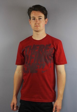 VINTAGE NIKE T SHIRT IN RED WITH PRINTED LOGO. SIZE S. RETRO