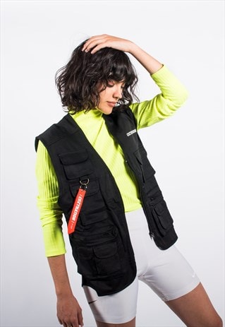 UTILITY GILET IN BLACK WITH RED BRANDED RIBBON