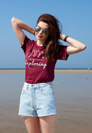 SHORT-SLEEVED BURGUNDY TSHIRT SLOGAN EXPLORING GRAPHIC PRINT