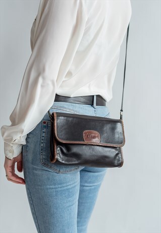 VINTAGE 90S MINIMAL CROSS BODY BAG IN BLACK LEATHER