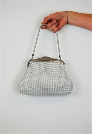 VINTAGE 60S MEDIUM CREAM CHAINMAIL PARTY BAG
