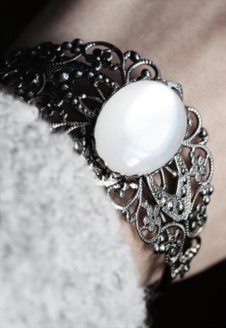 VICTORIANA WHITE PEARL BRACELET CUFF