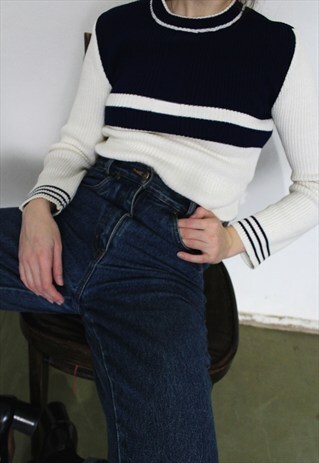 VINTAGE WHITE AND BLUE MINIMALIST TOP