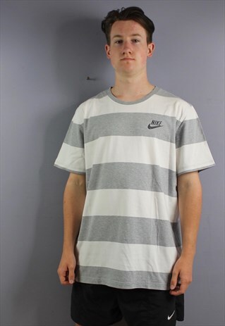 VINTAGE NIKE T SHIRT IN STRIPED GREY WITH PRINTED LOGO. SIZE