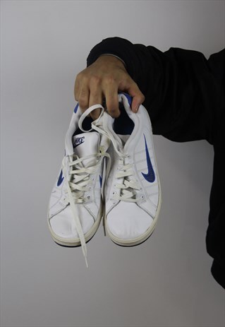 VINTAGE NIKE WHITE TRAINERS