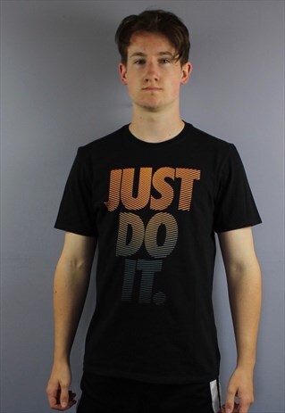 VINTAGE NIKE T SHIRT IN BLACK WITH PRINTED LOGOS. SIZE M. RE