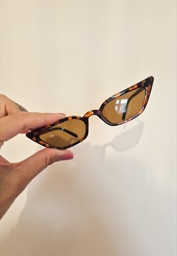 Y2K Tortoise Front w Black Arms Sunglasses in Cat Eye Shape