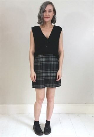 VINTAGE 80'S BLACK KNIT BUTTON WAISTCOAT