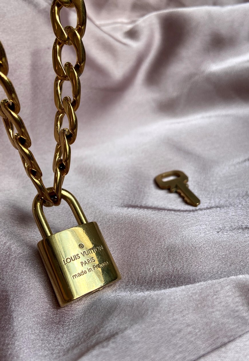 Louis vuitton chain and lock deals necklace