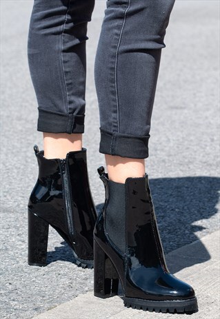 BLOCK HEEL CHELSEA ANKLE BOOTS IN BLACK PATENT - GUARA