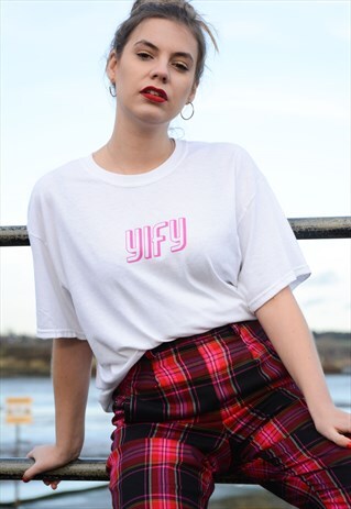 OVERSIZED T-SHIRT IN WHITE WITH SHADOW LOGO.