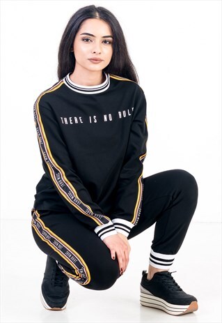 BRAND PRINT TRACKSUIT IN BLACK WITH COLORFUL TAPE