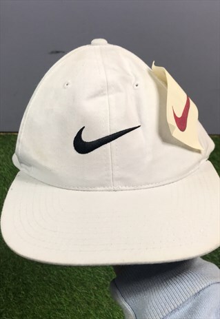 VINTAGE NIKE BASEBALL CAP HAT IN WHITE WITH EMBROIDERED LOGO