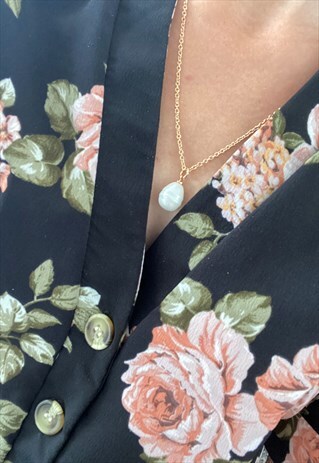 GOLD & FAUX PEARL NECKLACE