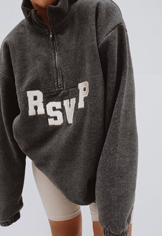 OVERSIZED EMBROIDERED "RSVP" FLEECE IN CHARCOAL