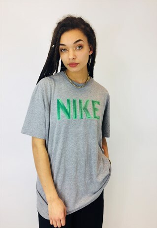 VINTAGE OVERSIZED NIKE T SHIRT
