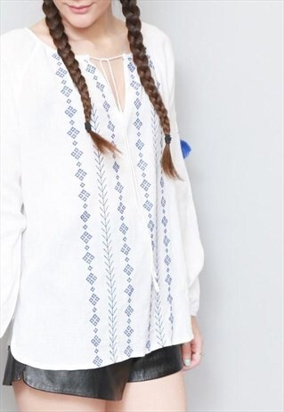 VINTAGE 1970'S WHITE & BLUE EMBROIDERED BOHO FESTIVAL TOP