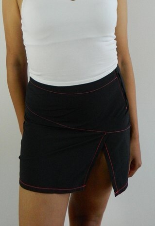 BLACK Y2K STYLE MINI SKIRT WITH PINK STITCH AND SLIT