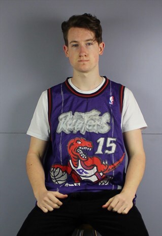VINTAGE NBA RAPTORS JERSEY IN PURPLE WITH EMBROIDERED LOGO.