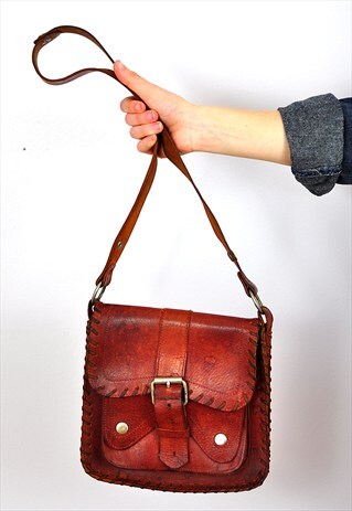 VINTAGE 1970S DISTRESSED BROWN LEATHER SHOULDER BAG