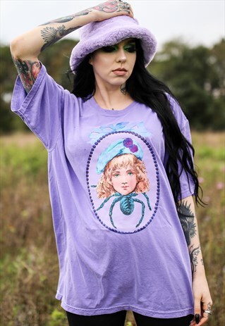 LILAC OVERSIZED TEE WITH DORIS THE SPIDER DOLL PRINT