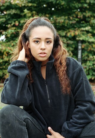 FLEECE IN BLACK WITH WOVEN LABEL DETAILS