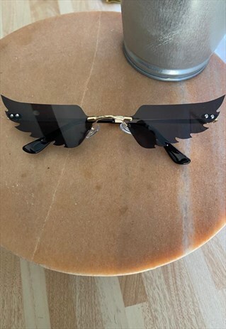 BLACK FUNKY SUNGLASSES