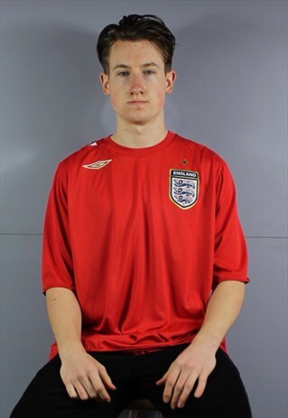 VINTAGE UMBRO ENGLAND FOOTBALL SHIRT IN RED WITH PRINTED AND