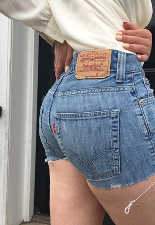 LEVI DENIM SHORTS