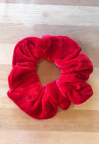 REWORKED SCRUNCHIE IN RED VELVET