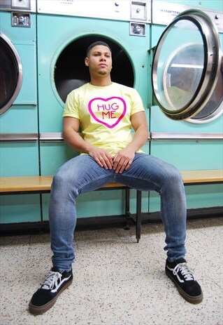 'HUG ME' LOVE HEARTS VALENTINES DAY T-SHIRT