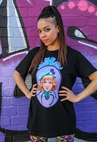GRAPHIC TEE IN BLACK WITH DORIS THE SPIDER DOLL PRINT