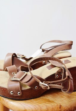 Vintage platform chunky sandals with straps in brown.