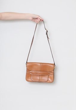 70's Vintage Ladies Bag Brown Tan Leather Saddle Handbag