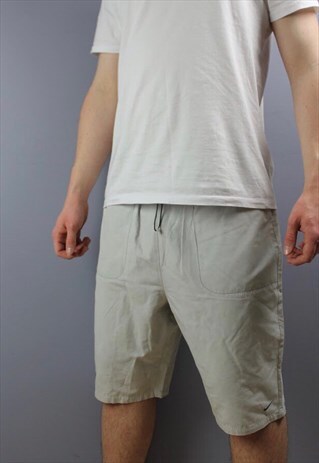 VINTAGE NIKE SHORTS IN GREY WITH POCKETS, EMBROIDERED LOGO,