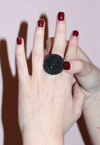 90S VINTAGE BLACK LARGE ROUND FLORAL TEXTURED RING