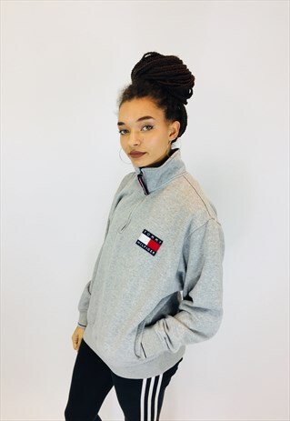 TOMMY HILFIGER SPELLOUT SWEATSHIRT