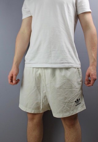 VINTAGE ADIDAS SHORTS IN WHITE WITH EMBROIDERED LOGO, POCKET
