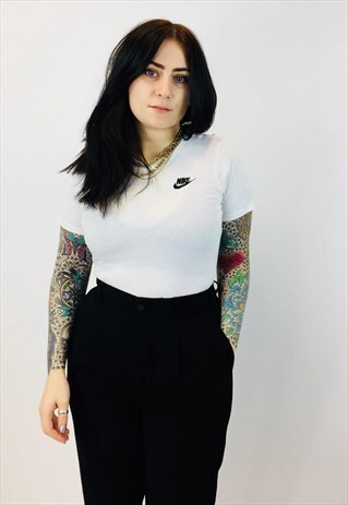 VINTAGE NIKE EMBROIDERED T SHIRT