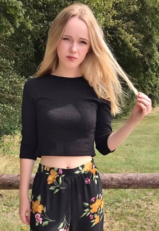 BLACK 3/4 SLEEVE CUT OUT DETAIL CROP TOP