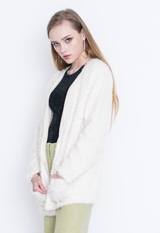 VINTAGE WHITE FLUFFY WARM RETRO JUMPER