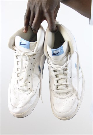 VINTAGE NIKE WHITE BASKETBALL TRAINERS