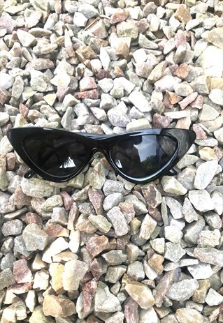 Y2K CAT EYE PEEK BLACK SUNGLASSES