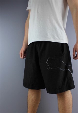 VINTAGE PUMA SHORTS IN BLACK WITH POCKETS AND PRINTING. HAS