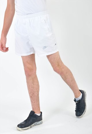 VINTAGE NIKE SHORTS IN WHITE