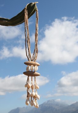 Deadstock natural beige/white shell/wooden beaded necklace.