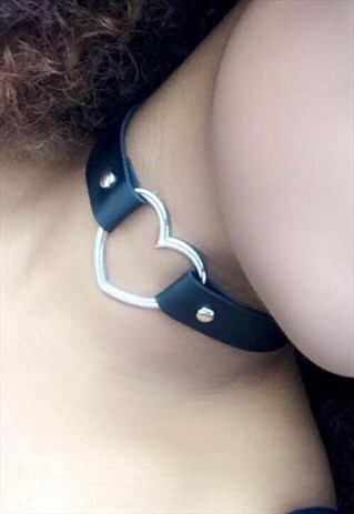 HEART LEATHER CHOKER IN BLACK AND SILVER