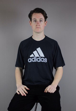 VINTAGE ADIDAS T-SHIRT IN NAVY BLUE WITH EMBROIDERED SPELL O
